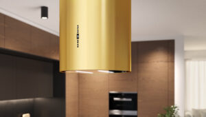 Okap Premium Line Maan Malwa wyspowa kolor złoty połysk, zdjęcie aranżacyjne w kichni, zbliżenie na okap
